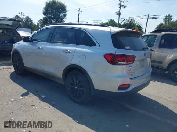 2020 Kia Sorento LX z VIN 5XYPG4A57LG710216, wystawiony jako IAAI lot #43276145 z przebiegiem 76 334 mil mil oraz . Historia ofert i sprzedaży dostępna na DreamBid. Obrazek 3.