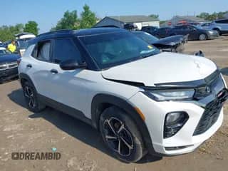 2021 Chevrolet TrailBlazer RS z VIN KL79MUSL8MB044846, wystawiony jako IAAI lot #42388353 z przebiegiem 75 831 mil mil oraz . Historia ofert i sprzedaży dostępna na DreamBid. Obrazek 1.