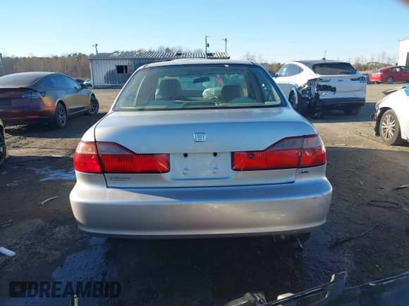 1998 Honda Accord LX z VIN 1HGCG1642WA070628, wystawiony jako IAAI lot #41457636 z przebiegiem 260 036 mil mil oraz . Historia ofert i sprzedaży dostępna na DreamBid. Obrazek 17.