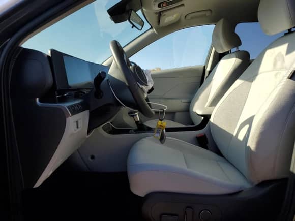 2024 Hyundai Kona SEL z VIN KM8HBCAB9RU159647, wystawiony jako Copart lot #76755294 z przebiegiem 6 332 mil mil oraz Szkoda całkowita • Salvage title. Historia ofert i sprzedaży dostępna na DreamBid. Obrazek 7.