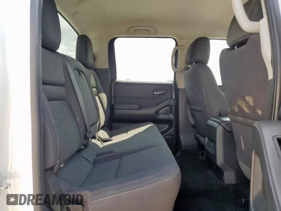 2022 Nissan Frontier SV z VIN 1N6ED1EJ7NN674381, wystawiony jako Copart lot #71466775 z przebiegiem 65 668 mil mil oraz Czysty tytuł • Clean title. Historia ofert i sprzedaży dostępna na DreamBid. Obrazek 10.