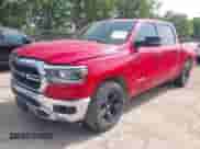 2023 Ram 1500 Big Horn z VIN 1C6RREFT1PN511605, wystawiony jako IAAI lot #41941677 z przebiegiem 38 051 mil mil oraz . Historia ofert i sprzedaży dostępna na DreamBid. Obrazek 2.