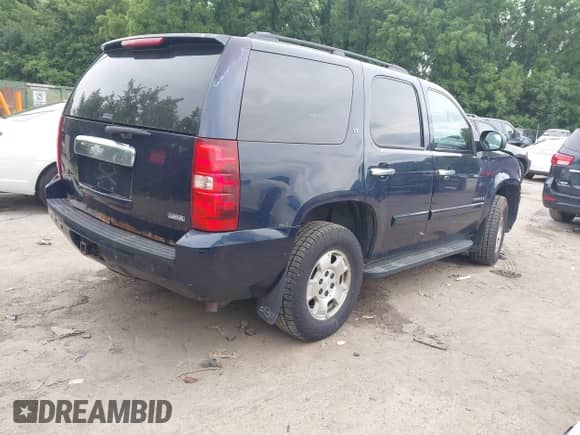 2008 Chevrolet Tahoe LTZ z VIN 1GNFK130X8R113023, wystawiony jako IAAI lot #42459482 z przebiegiem 206 965 mil mil oraz . Historia ofert i sprzedaży dostępna na DreamBid. Obrazek 4.