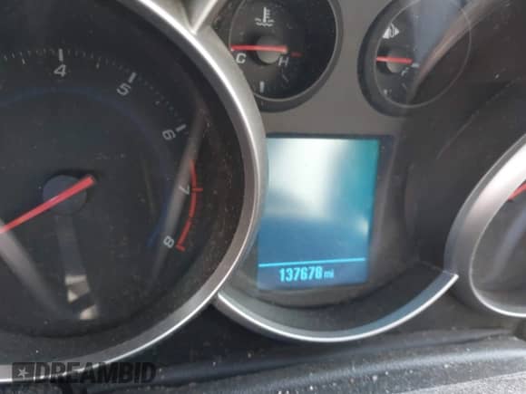 2014 Chevrolet Cruze LT z VIN 1G1PK5SBXE7398880, wystawiony jako IAAI lot #43023963 z przebiegiem 137 678 mil mil oraz . Historia ofert i sprzedaży dostępna na DreamBid. Obrazek 7.