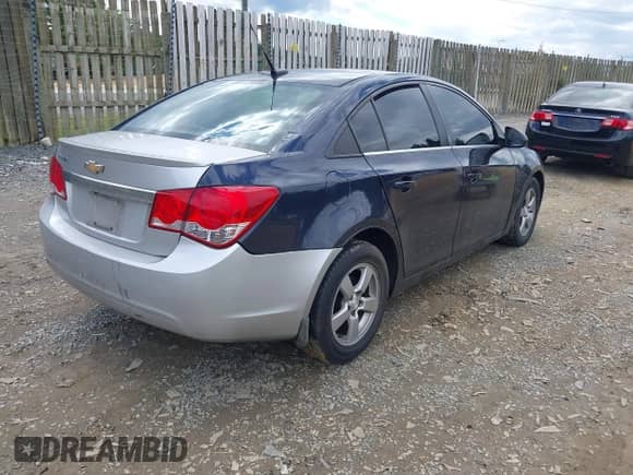 2014 Chevrolet Cruze 1LT z VIN 1G1PC5SB3E7456082, wystawiony jako IAAI lot #42343486 z przebiegiem 136 682 mil mil oraz . Historia ofert i sprzedaży dostępna na DreamBid. Obrazek 4.