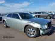 2005 Chrysler 300 300 z VIN 2C3JA43R95H140865, wystawiony jako IAAI lot #43090050 z przebiegiem 88 466 mil mil oraz . Historia ofert i sprzedaży dostępna na DreamBid. Obrazek 1.