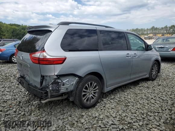 2019 Toyota Sienna XLE Auto Access Seat z VIN 5TDYZ3DCXKS993182, wystawiony jako Copart lot #71122805 z przebiegiem 104 122 mil mil oraz Szkoda całkowita • Salvage title. Historia ofert i sprzedaży dostępna na DreamBid. Obrazek 3.