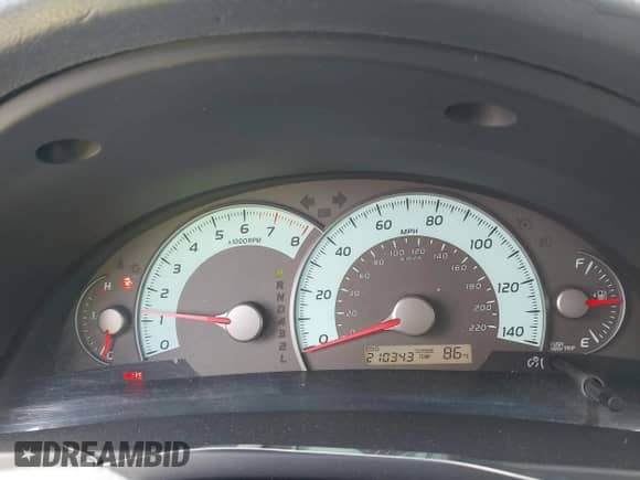 2008 Toyota Camry LE z VIN 4T1BE46K58U262526, wystawiony jako IAAI lot #42964274 z przebiegiem 210 343 mil mil oraz . Historia ofert i sprzedaży dostępna na DreamBid. Obrazek 7.