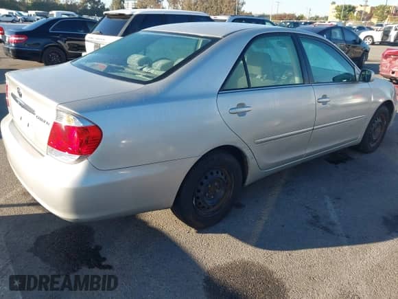 2005 Toyota Camry LE z VIN 4T1BE32K15U950325, wystawiony jako IAAI lot #43476225 z przebiegiem 172 315 mil mil oraz . Historia ofert i sprzedaży dostępna na DreamBid. Obrazek 4.
