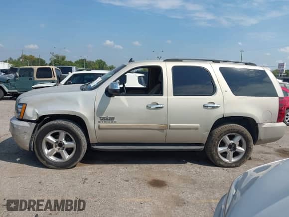 2007 Chevrolet Tahoe LT with VIN 1GNFC13067R104587, listed as a IAAI auction lot 43223507 with 217,966 mi miles and . Bid and sale history available at DreamBid. Image 14.