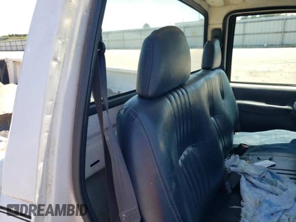 1997 Chevrolet Silverado 1500 z VIN 1GCEC14W2VZ138482, wystawiony jako Copart lot #55863424 z przebiegiem 270 995 mil mil oraz Szkoda całkowita • Salvage title. Historia ofert i sprzedaży dostępna na DreamBid. Obrazek 10.