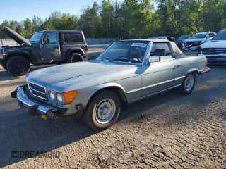 1984 Mercedes-Benz 380 SL z VIN WDBBA45A9EA000416, wystawiony jako Copart lot #70142495 z przebiegiem 228 171 mil mil oraz Czysty tytuł • Clean title. Historia ofert i sprzedaży dostępna na DreamBid. Obrazek 1.