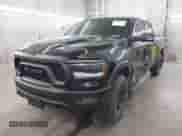 2020 Ram 1500 Rebel z VIN 1C6SRFLT7LN187484, wystawiony jako IAAI lot #42496264 z przebiegiem 80 426 mil mil oraz . Historia ofert i sprzedaży dostępna na DreamBid. Obrazek 2.