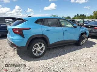 2025 Chevrolet Trax LS z VIN KL77LFEP4SC039039, wystawiony jako Copart lot #69467065 z przebiegiem 11 819 mil mil oraz Szkoda całkowita • Salvage title. Historia ofert i sprzedaży dostępna na DreamBid. Obrazek 3.