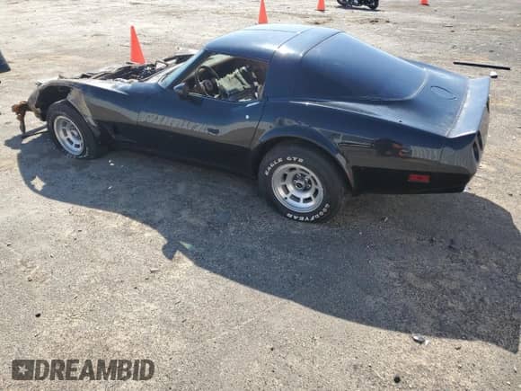1981 Chevrolet Corvette z VIN 1G1AY8768BS431594, wystawiony jako Copart lot #52504605 z przebiegiem Nie podano mil oraz Nie do naprawy • Non repairable. Historia ofert i sprzedaży dostępna na DreamBid. Obrazek 2.