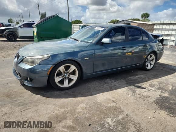 2009 BMW 5 Series 528i z VIN WBANU53549C122870, wystawiony jako Copart lot #81983975 z przebiegiem 198 286 mil mil oraz Szkoda całkowita • Salvage title. Historia ofert i sprzedaży dostępna na DreamBid. Obrazek 1.