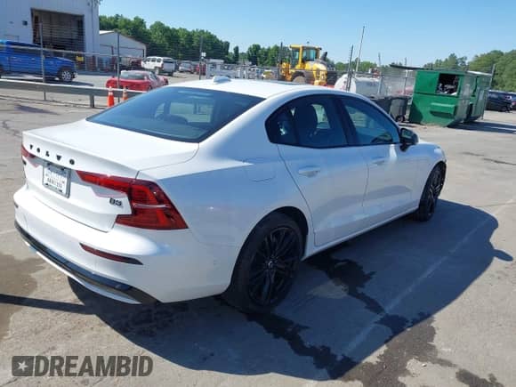 2024 Volvo S60 Plus Black Edition z VIN 7JRL12FH5RG314705, wystawiony jako IAAI lot #42331885 z przebiegiem 289 mil mil oraz . Historia ofert i sprzedaży dostępna na DreamBid. Obrazek 4.