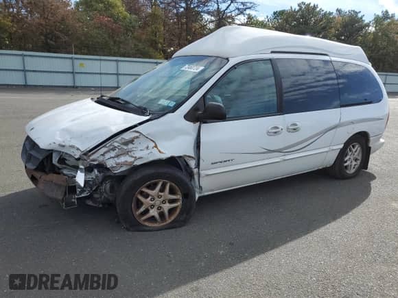 2000 Dodge Caravan SE with VIN 1B4GP44L8YB797844, listed as a Copart auction lot 72460724 with 184,841 mi miles and Salvage title. Bid and sale history available at DreamBid. Image 1.
