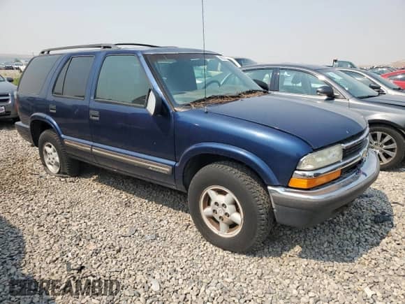 2001 Chevrolet Blazer LT z VIN 1GNDT13W61K226300, wystawiony jako Copart lot #69534994 z przebiegiem Nie podano mil oraz Czysty tytuł • Clean title. Historia ofert i sprzedaży dostępna na DreamBid. Obrazek 4.
