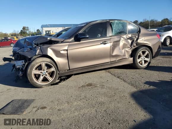 2013 BMW 3 Series 328i xDrive z VIN WBA3B5C59DF595040, wystawiony jako Copart lot #87004935 z przebiegiem 107 504 mil mil oraz Szkoda całkowita • Salvage title. Historia ofert i sprzedaży dostępna na DreamBid. Obrazek 1.