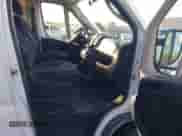 2017 Ram ProMaster Cargo z VIN 3C6TRVAG8HE542890, wystawiony jako IAAI lot #43499590 z przebiegiem 102 516 mil mil oraz . Historia ofert i sprzedaży dostępna na DreamBid. Obrazek 5.