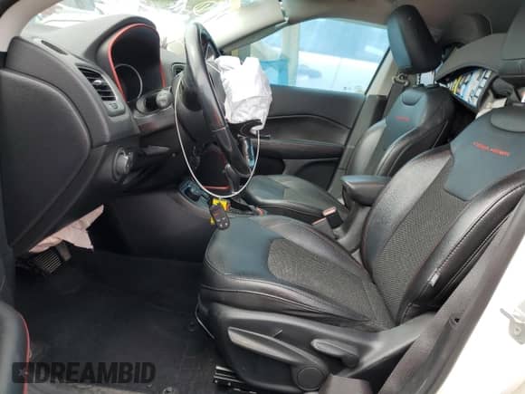 2020 Jeep Compass Trailhawk z VIN 3C4NJDDB6LT184728, wystawiony jako Copart lot #65729635 z przebiegiem Nie podano mil oraz Szkoda całkowita • Salvage title. Historia ofert i sprzedaży dostępna na DreamBid. Obrazek 7.