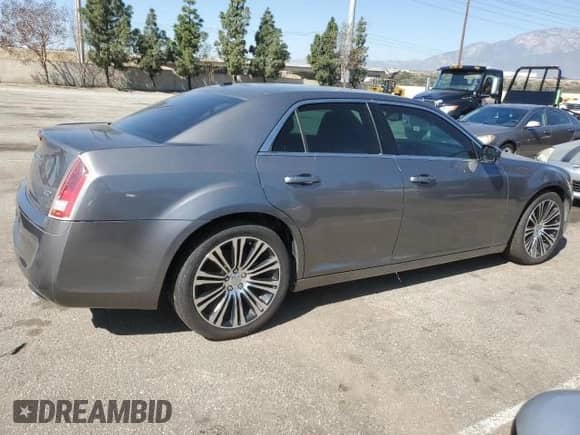 2012 Chrysler 300 S z VIN 2C3CCABG9CH229320, wystawiony jako Copart lot #71898595 z przebiegiem 144 952 mil mil oraz Czysty tytuł • Clean title. Historia ofert i sprzedaży dostępna na DreamBid. Obrazek 3.