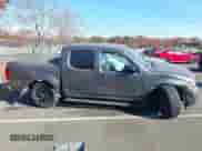 2018 Nissan Frontier SV z VIN 1N6AD0EVXJN746177, wystawiony jako IAAI lot #40746474 z przebiegiem 33 775 mil mil oraz . Historia ofert i sprzedaży dostępna na DreamBid. Obrazek 13.