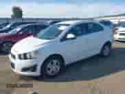 2013 Chevrolet Sonic LT z VIN 1G1JC5SG1D4128273, wystawiony jako IAAI lot #43444451 z przebiegiem 184 414 mil mil oraz . Historia ofert i sprzedaży dostępna na DreamBid. Obrazek 2.