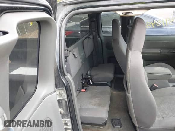 2006 Chevrolet Colorado Work Truck z VIN 1GCDT196568188031, wystawiony jako IAAI lot #43391548 z przebiegiem 140 328 mil mil oraz . Historia ofert i sprzedaży dostępna na DreamBid. Obrazek 8.