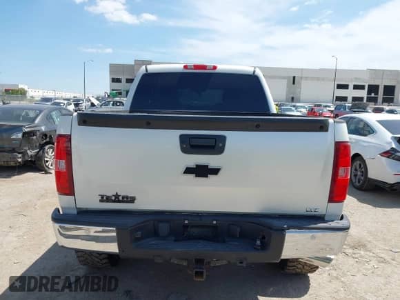 2012 Chevrolet Silverado 1500 LTZ z VIN 3GCPKTE71CG232543, wystawiony jako IAAI lot #42803535 z przebiegiem 154 377 mil mil oraz . Historia ofert i sprzedaży dostępna na DreamBid. Obrazek 16.