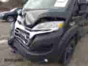 2023 Ram ProMaster Cargo z VIN 3C6LRVVG1PE529021, wystawiony jako IAAI lot #41168221 z przebiegiem 51 689 mil mil oraz . Historia ofert i sprzedaży dostępna na DreamBid. Obrazek 19.