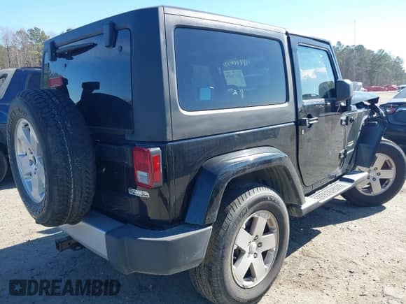 2012 Jeep Wrangler Sahara z VIN 1C4GJWBGXCL104006, wystawiony jako IAAI lot #41470054 z przebiegiem 148 472 mil mil oraz . Historia ofert i sprzedaży dostępna na DreamBid. Obrazek 4.