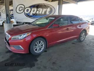 2016 Hyundai Sonata SE z VIN 5NPE24AF3GH266930, wystawiony jako Copart lot #85721625 z przebiegiem 157 776 mil mil oraz Czysty tytuł • Clean title. Historia ofert i sprzedaży dostępna na DreamBid. Obrazek 1.