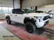 2025 Toyota Tacoma TRD Sport Hybrid z VIN 3TYLC5LN8ST022034, wystawiony jako Copart lot #85674425 z przebiegiem 6 920 mil mil oraz Szkoda całkowita • Salvage title. Historia ofert i sprzedaży dostępna na DreamBid. Obrazek 4.