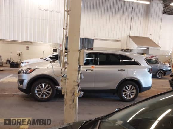 2017 Kia Sorento LX z VIN 5XYPG4A38HG215755, wystawiony jako IAAI lot #42440731 z przebiegiem 88 520 mil mil oraz . Historia ofert i sprzedaży dostępna na DreamBid. Obrazek 14.