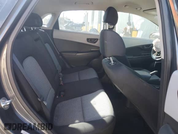 2021 Hyundai Kona SE z VIN KM8K12AA6MU611735, wystawiony jako Copart lot #81157595 z przebiegiem 53 404 mil mil oraz Szkoda całkowita • Salvage title. Historia ofert i sprzedaży dostępna na DreamBid. Obrazek 11.