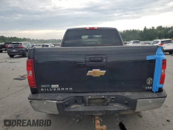 2011 Chevrolet Silverado 1500 LTZ z VIN 1GCRKTE3XBZ172556, wystawiony jako Copart lot #65977755 z przebiegiem Nie podano mil oraz Szkoda całkowita • Salvage title. Historia ofert i sprzedaży dostępna na DreamBid. Obrazek 6.