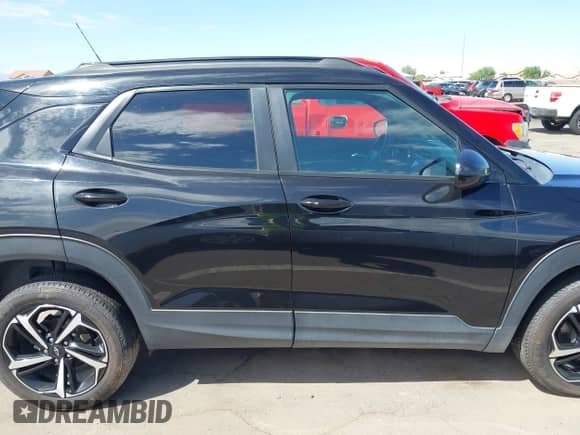 2022 Chevrolet TrailBlazer RS z VIN KL79MTSL1NB068711, wystawiony jako IAAI lot #43217160 z przebiegiem 73 228 mil mil oraz . Historia ofert i sprzedaży dostępna na DreamBid. Obrazek 13.