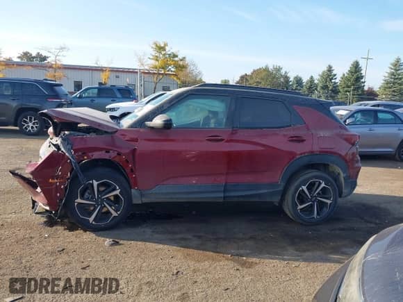 2022 Chevrolet TrailBlazer RS z VIN KL79MTSL5NB083616, wystawiony jako IAAI lot #43255904 z przebiegiem 29 385 mil mil oraz . Historia ofert i sprzedaży dostępna na DreamBid. Obrazek 14.