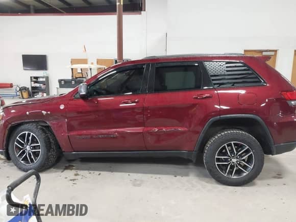 2018 Jeep Grand Cherokee Trailhawk z VIN 1C4RJFLG1JC103184, wystawiony jako IAAI lot #42008561 z przebiegiem 122 492 mil mil oraz . Historia ofert i sprzedaży dostępna na DreamBid. Obrazek 15.