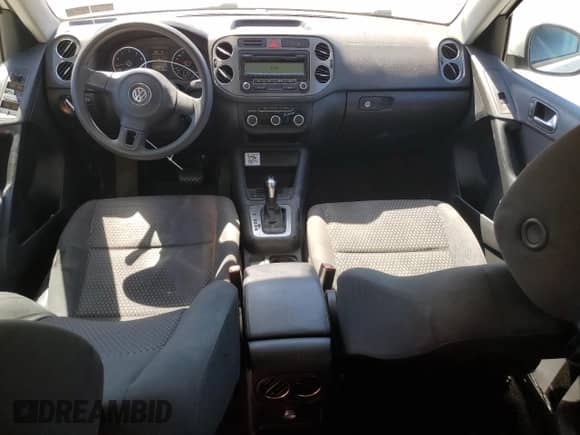 2011 Volkswagen Tiguan S с VIN WVGAV7AX8BW525930, выставлен на аукционе Copart как лот 87177385 с пробегом 151 196 миль миль и Списание • Salvage title. История ставок и продаж доступна на DreamBid. Изображение 8.