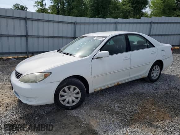 2005 Toyota Camry LE z VIN 4T1BE30K55U535592, wystawiony jako Copart lot #54072825 z przebiegiem 200 666 mil mil oraz Czysty tytuł • Clean title. Historia ofert i sprzedaży dostępna na DreamBid. Obrazek 1.
