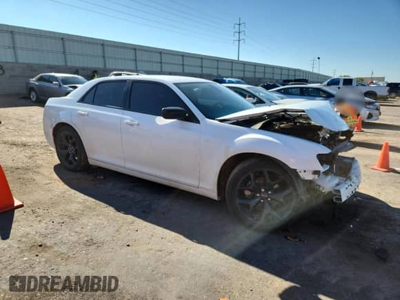 2022 Chrysler 300 Touring z VIN 2C3CCAAG5NH107509, wystawiony jako Copart lot #84619345 z przebiegiem 73 426 mil mil oraz Szkoda całkowita • Salvage title. Historia ofert i sprzedaży dostępna na DreamBid. Obrazek 4.