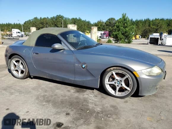 2007 BMW Z4 3.0si z VIN 4USBU53597LX03701, wystawiony jako Copart lot #82513985 z przebiegiem 150 105 mil mil oraz Czysty tytuł • Clean title. Historia ofert i sprzedaży dostępna na DreamBid. Obrazek 4.