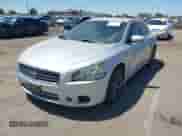 2012 Nissan Maxima SV z VIN 1N4AA5AP7CC869889, wystawiony jako IAAI lot #42902353 z przebiegiem 99 694 mil mil oraz . Historia ofert i sprzedaży dostępna na DreamBid. Obrazek 2.