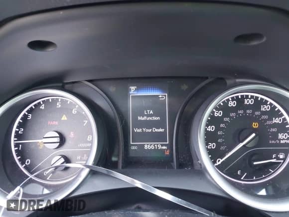 2021 Toyota Camry LE z VIN 4T1C11AK7MU593799, wystawiony jako IAAI lot #43150862 z przebiegiem 86 619 mil mil oraz . Historia ofert i sprzedaży dostępna na DreamBid. Obrazek 7.