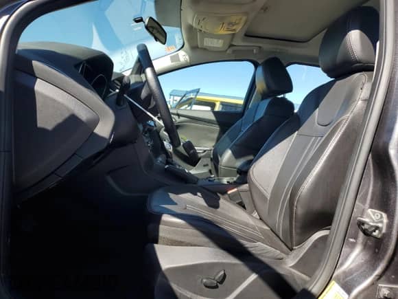 2014 Ford Focus Titanium z VIN 1FADP3N21EL401691, wystawiony jako Copart lot #81896875 z przebiegiem 130 748 mil mil oraz Szkoda całkowita • Salvage title. Historia ofert i sprzedaży dostępna na DreamBid. Obrazek 7.