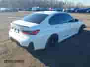 2023 BMW 3 Series M340i xDrive z VIN 3MW49FF01P8C87749, wystawiony jako IAAI lot #40997657 z przebiegiem 39 691 mil mil oraz . Historia ofert i sprzedaży dostępna na DreamBid. Obrazek 4.