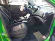 2015 Chevrolet Sonic RS z VIN 1G1JG6SB2F4170274, wystawiony jako IAAI lot #41814307 z przebiegiem 132 246 mil mil oraz . Historia ofert i sprzedaży dostępna na DreamBid. Obrazek 5.